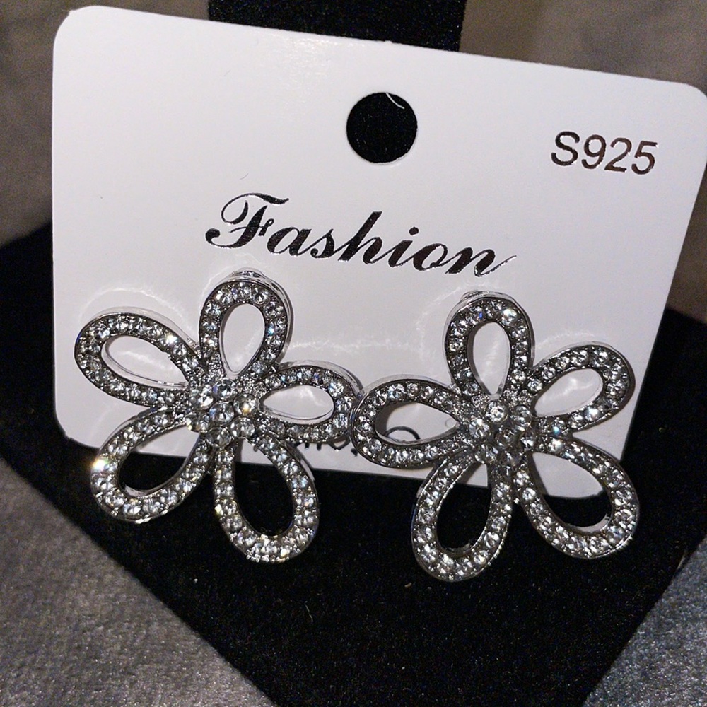 Gorgeous Flower High Sparkle Light Capturing Pierced Earrings…sooo Beautiful!!!